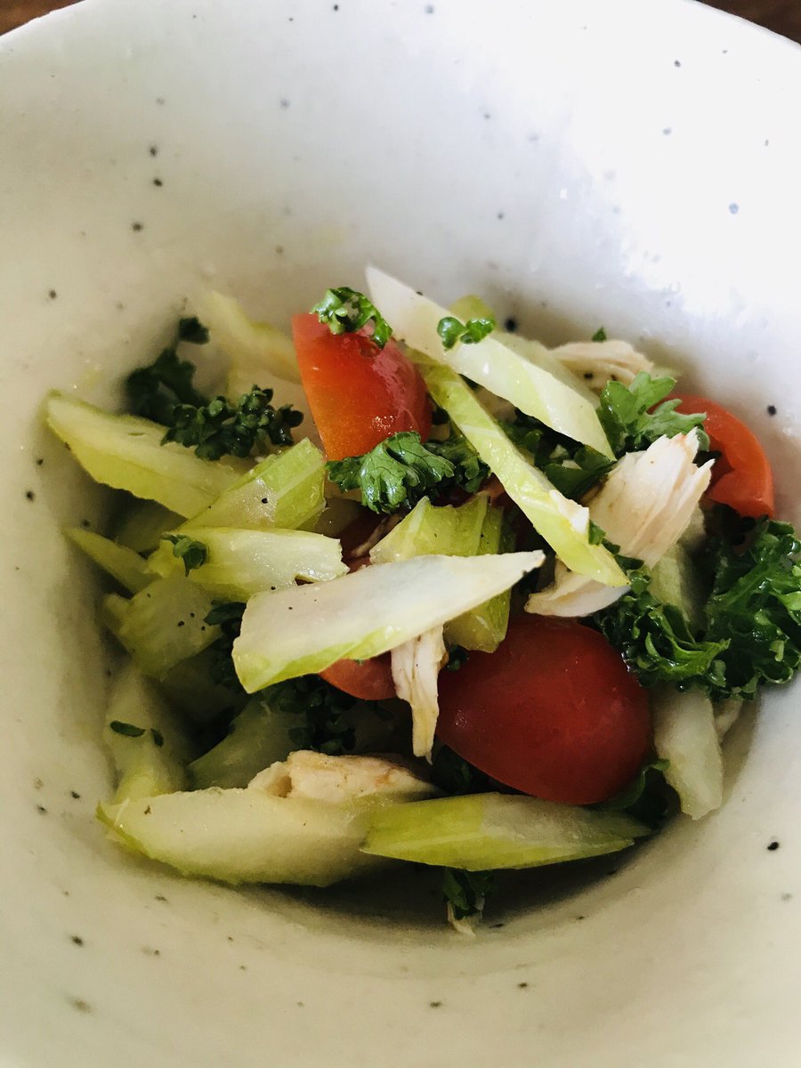 佐藤麻美 セロリ パセリ ミニトマト 茹でた鶏胸肉 オリーブオイル 白ワインビネガー 塩 コショウ ドレッシングは 我が家定番の味付けです T Co Ccbhboehul
