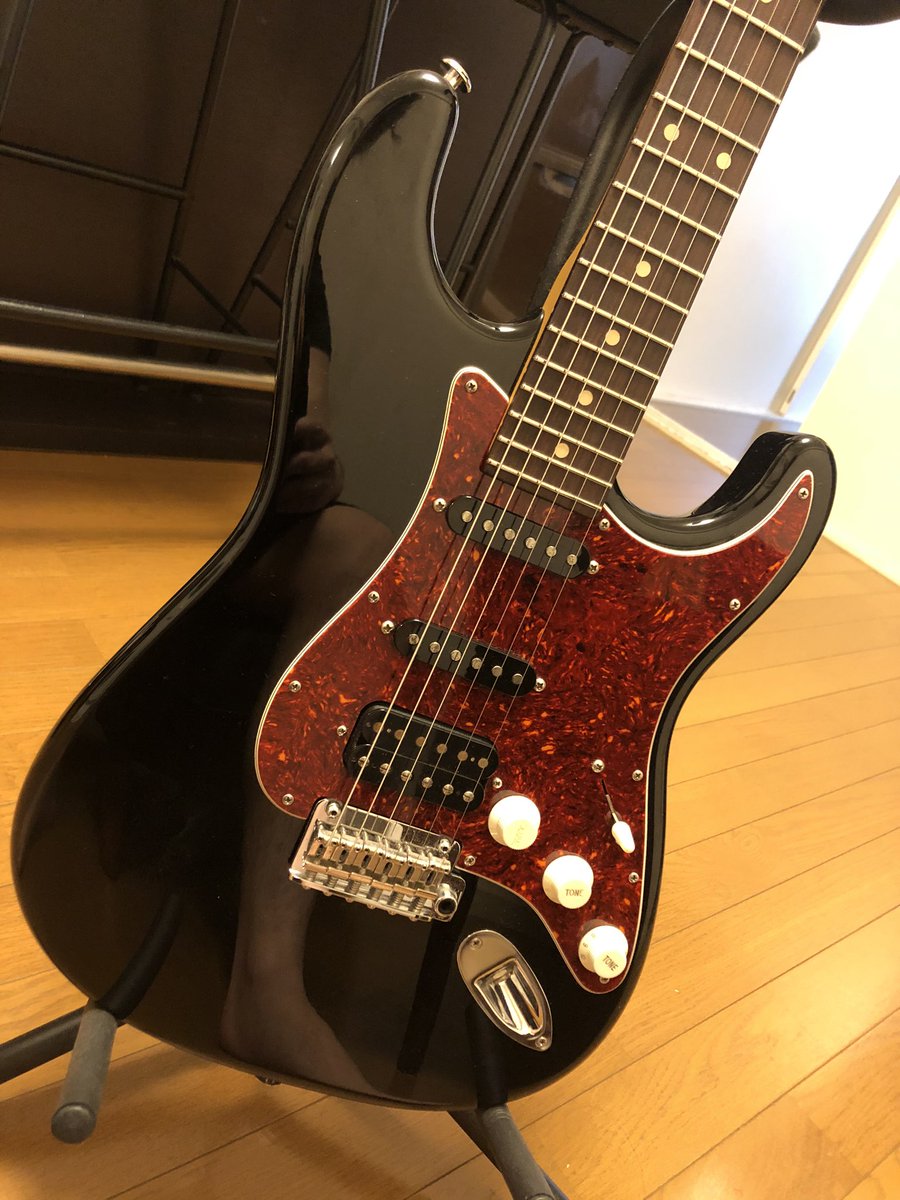 335_ryosuke's tweet photo. 書斎の扇風機では限界が来て久々にリビングで練習しようと相方持って来たら、照明の具合なのか違う輝きを発してて惚れ直した。
やはりマンネリ防止にはシチェーションを変えるのも大事だな(意味浅) https://t.co/k1A4j4UxBx