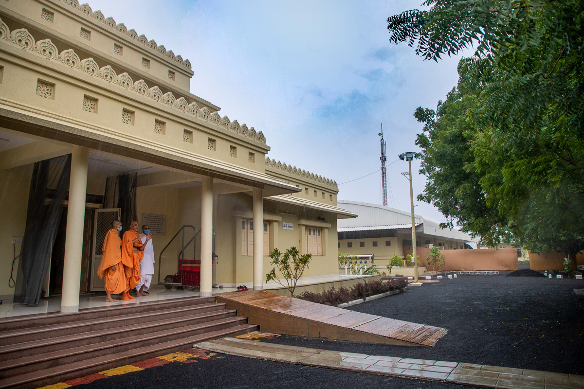 BAPS's tweet image. HH Mahant Swami Maharaj&apos;s Vicharan: 08 June 2020, Nenpur, India gfrc6.app.goo.gl/YvQg