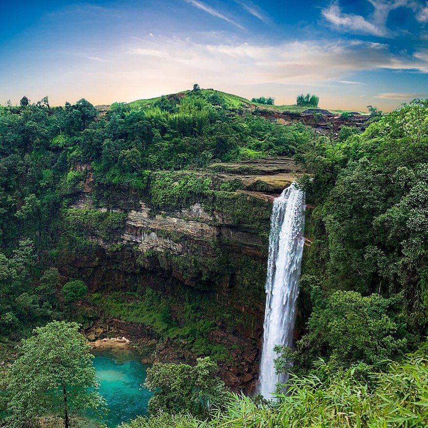 SudhakarBichali's tweet photo. There are these places you read about in school books – and you picture them in your mind, resolving to visit them some day. Here is such one place - Mesmerising Meghalaya.
#Meghalaya #IncredibleIndia #travelphotography #waterfalls #bhaaratghoomo #meghalayatourism https://t.co/by74Gtjd2x