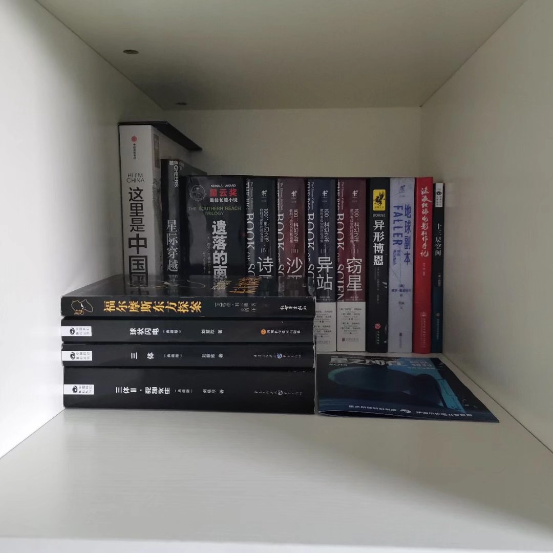 elnoreln's tweet photo. My bookshelf is no place to put down，so I have to put my new book in the wardrobe😅 https://t.co/OU07DJEg5T