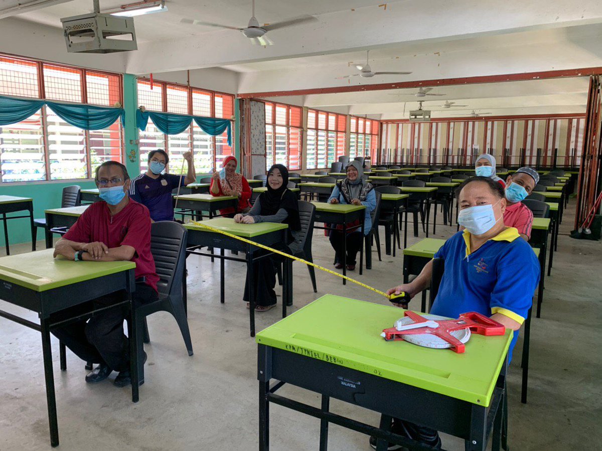 KHS1919's tweet photo. Penyusunan Kerusi/Meja dalam proses persediaan utk sekolah dibuka semula mengikut SOP KPM

#KamiHighSchool @ Kajang, Malaysia https://t.co/BqX0p9GkrY
