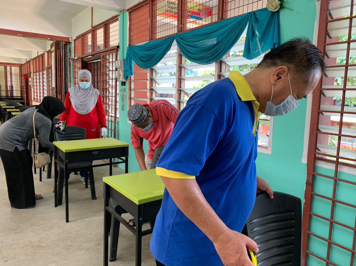 KHS1919's tweet photo. Penyusunan Kerusi/Meja dalam proses persediaan utk sekolah dibuka semula mengikut SOP KPM

#KamiHighSchool @ Kajang, Malaysia https://t.co/BqX0p9GkrY