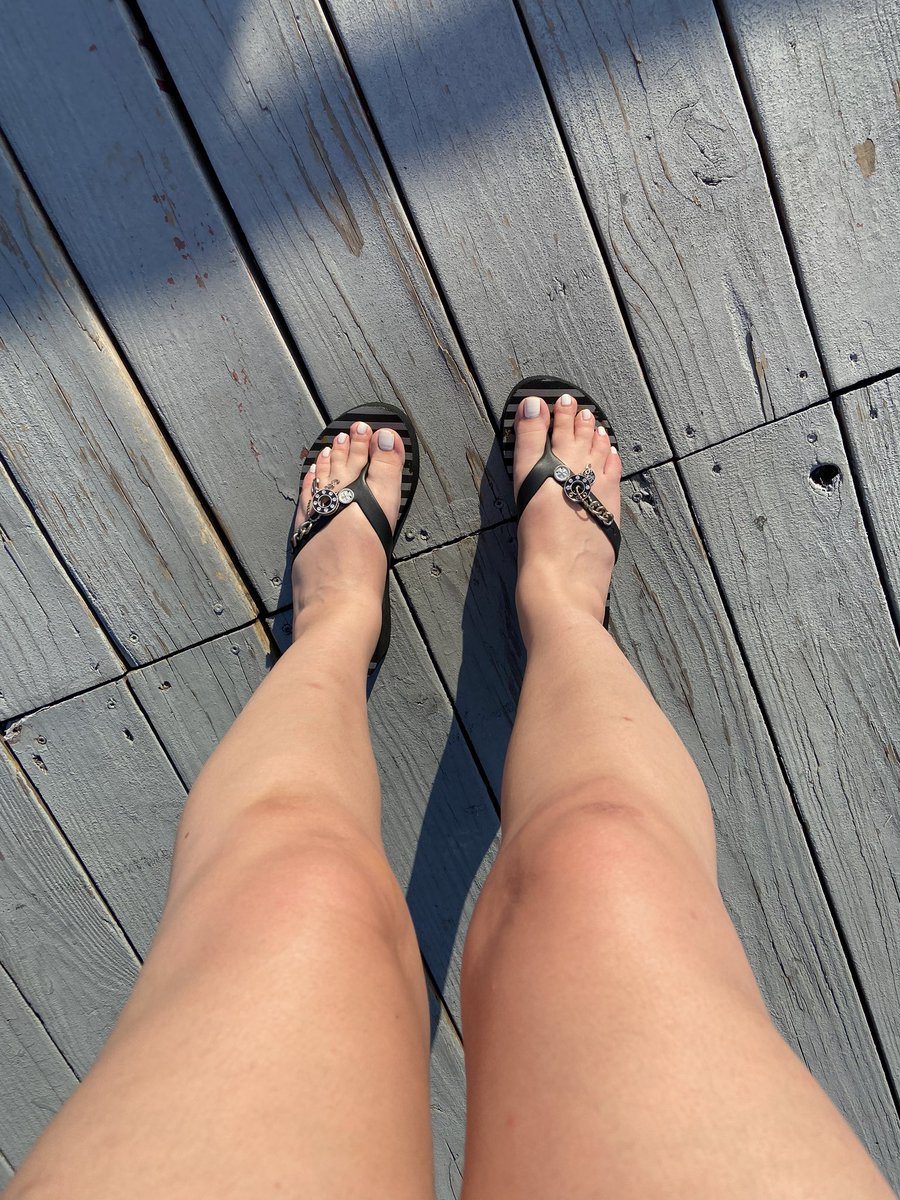 AustinFootQueen's tweet photo. Fun couple days in the sun ☀️ 😎 sorry we’ve been inactive. Didn’t forget about y’all 😚 got plenty of hot content will be posting some throughout the week😘
#whitetoes #teamprettyfeet #suntoes #lakefeet #footfetish #perfectfeet #footporn #claws #pedicuredtoes #footqueen👑 https://t.co/JQ7gQXHwjR