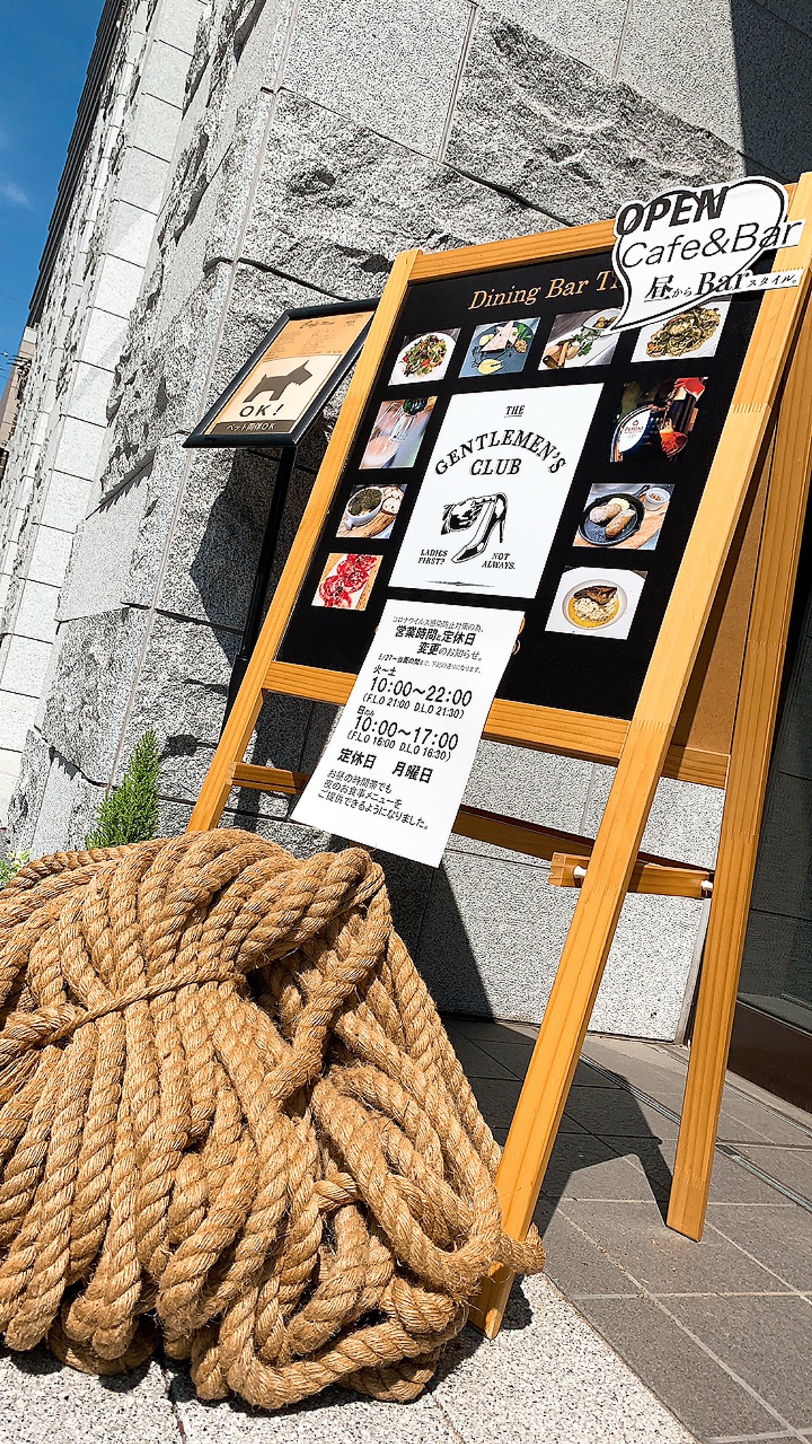 The Gentlemen S Club 当店はペット同伴okの カフェとなっております お散歩の際にぜひ 涼しい店内にて おくつろぎ下さい 入り口はこちらの看板が目印です Thegentlemensclub Tgc ペット同伴カフェ 横浜カフェ 横浜バー 山下町カフェ