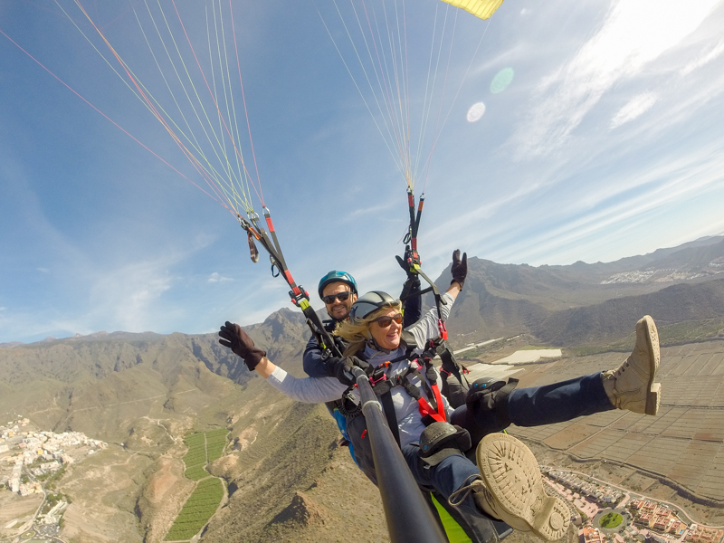 Der #Tandem-Gleitschirmflug 🪂mit Brisa Paragliding Tenerife ist eine Möglichkeit ohne Vorkenntnisse mit einem erfahrenen Piloten durch die Luft zu schweben!  #Gleitschirm #CostaAdeje #WirSehenUnsBald #Teneriffa #VisitTenerife
👉brisaparaglidingtenerife.com
👉facebook.com/BrisaParaglidi…