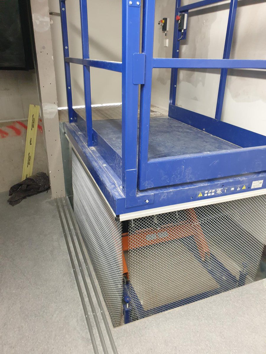 malukGmbH's tweet photo. Hubtisch mit Personentransport für die Anlieferung!
Der Standardhubtisch wurde so angepasst, dass eine Person mit Hubwagen und Palette gehoben werden kann.
Mehr Hubtische finden Sie hier: https://t.co/z5lBl7yf4X und hier https://t.co/kzCTGCHCCU
#hubtisch #scherenhubtisch #lifting https://t.co/AP8uTU46Gf