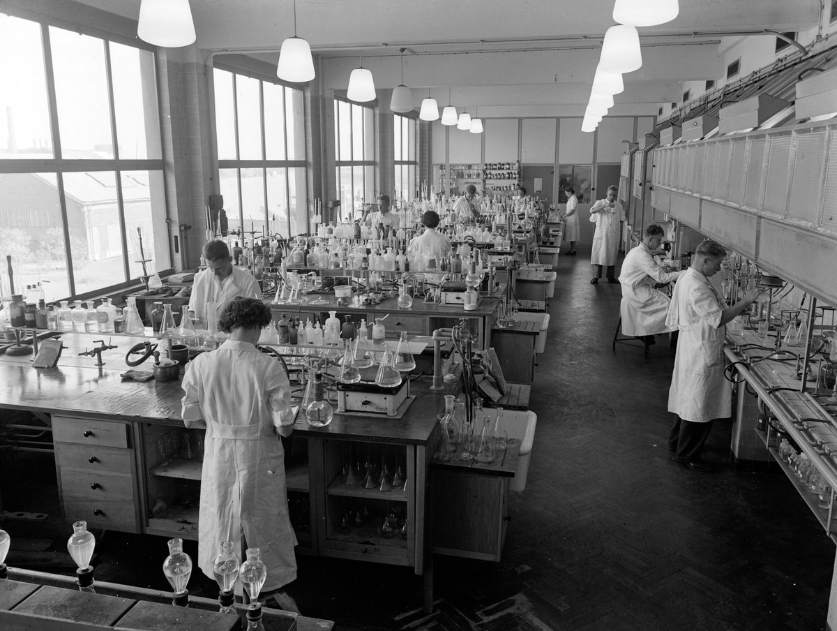 geldersarchief's tweet photo. De Arnhemse fotograaf Dick Renes muntte uit in het maken van commerciële foto's. In 1953 fotografeerde hij het laboratorium van de Hollandse Metallurgische Industrie. #Billiton in #Arnhem. Wat een glaswerk... (1501-04-17904, CC-BY-4.0 licentie, https://t.co/d8J9WpzoJr) https://t.co/8pTLaj0Go9