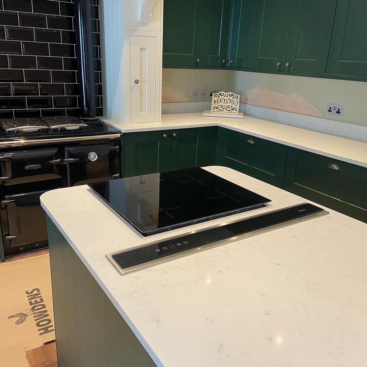CJStonemasonry's tweet photo. A stunning @HowdensJoinery Howdens kitchen in British Racing Green. The perfect choice of Carrara Quartz works really well. As always complimentary chopping board.
https://t.co/GcCu9Xvy1c
#howdensjoinery #yorkshirequartz #cjstonemasonry #choppingboard #fromquotetocompletion https://t.co/78PHfivJ69
