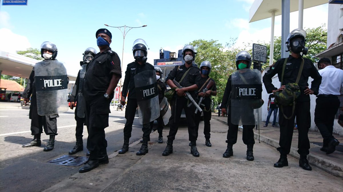 SayaniSL's tweet photo. Protest against the death of #GeorgeFloyd in #SriLanka turns ugly as @SriLankaPolice2 took steps to arrest the protesters opposite #TownHall and #Colombo3

#lka #newsfirst https://t.co/xmbqAtq8Jk