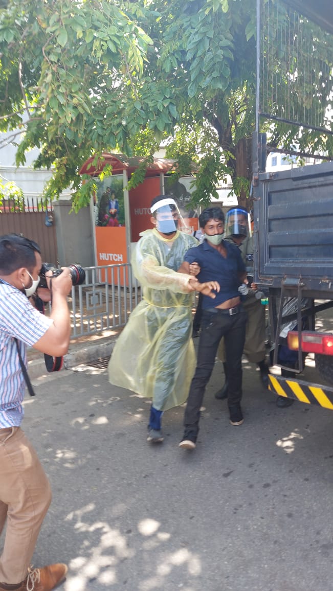 SayaniSL's tweet photo. Protest against the death of #GeorgeFloyd in #SriLanka turns ugly as @SriLankaPolice2 took steps to arrest the protesters opposite #TownHall and #Colombo3

#lka #newsfirst https://t.co/xmbqAtq8Jk