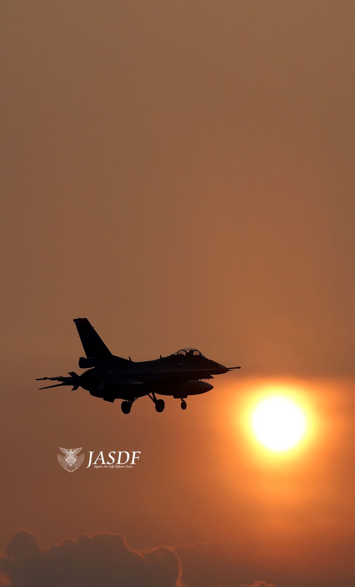 Twitter 上的 防衛省 航空自衛隊 空幕広報室 です F 2壁紙 夕日をバックに着陸態勢のf 2 日没後はナイトフライト 周りが暗くなるに連れ スマホ画面の明るさが自動で調節されるのと同じで F 2も自動で計器の照明を調節します パイロットにはこだわり