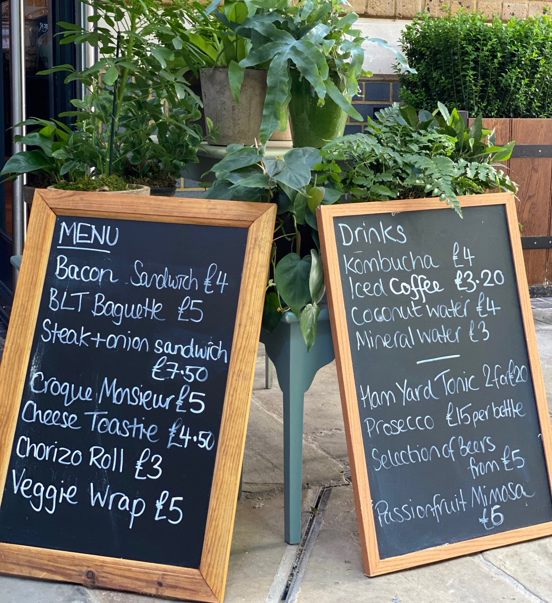 Ham_Yard's tweet image. Visit our takeaway cafe in the courtyard at Ham Yard Hotel to enjoy a freshly brewed tea, coffee and a selection of savoury sandwiches and sweet treats to take away. Available everyday from 7.30am to 6pm. #cafe #takeaway #soho #london #openinlondon #hamyardhotel