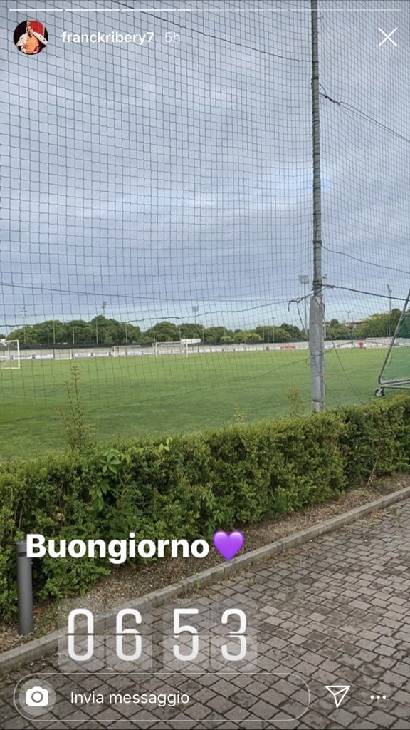 acf_esp's tweet photo. 👑 KAISER FRANCK
Esta mañana ni siquiera eran las 7:00 cuando @FranckRibery llegó al centro deportivo “#DavideAstori”. ¡Qué campeón! 
#Ribery #Fiorentina #ForzaViola 💜 https://t.co/RyCUEz8xj5