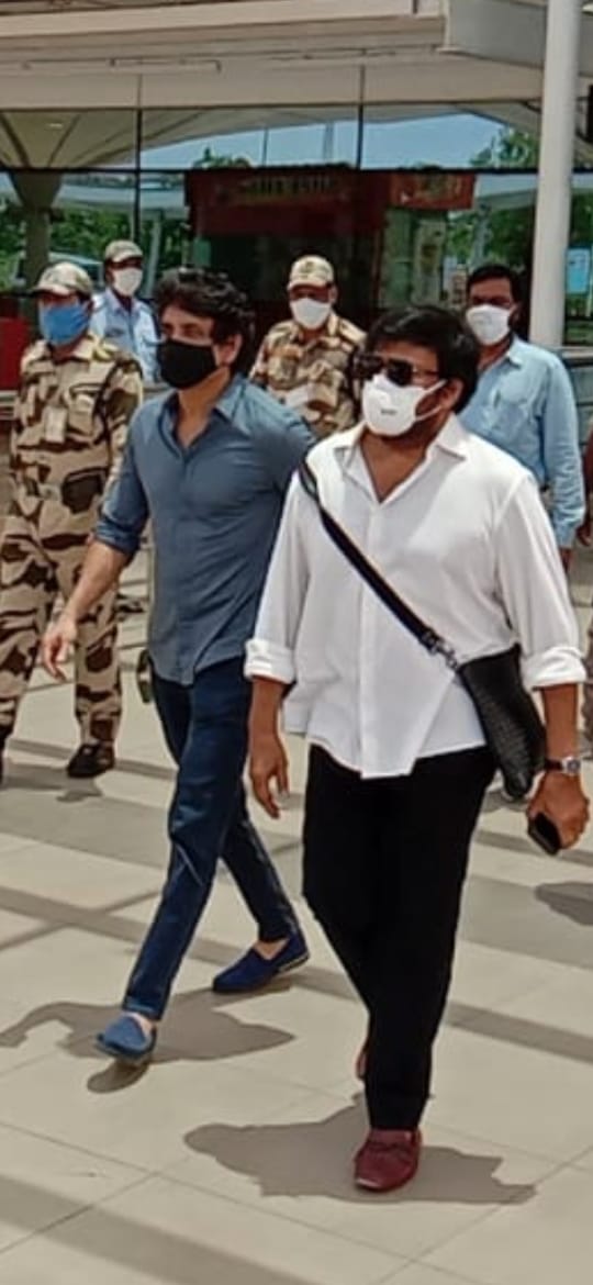 YSJaganTrends's tweet photo. Telugu Film Industry Super Stars at Airport, On the way to meet @YSJagan anna

#TFIWithYSJagan https://t.co/NTOonOgmsF