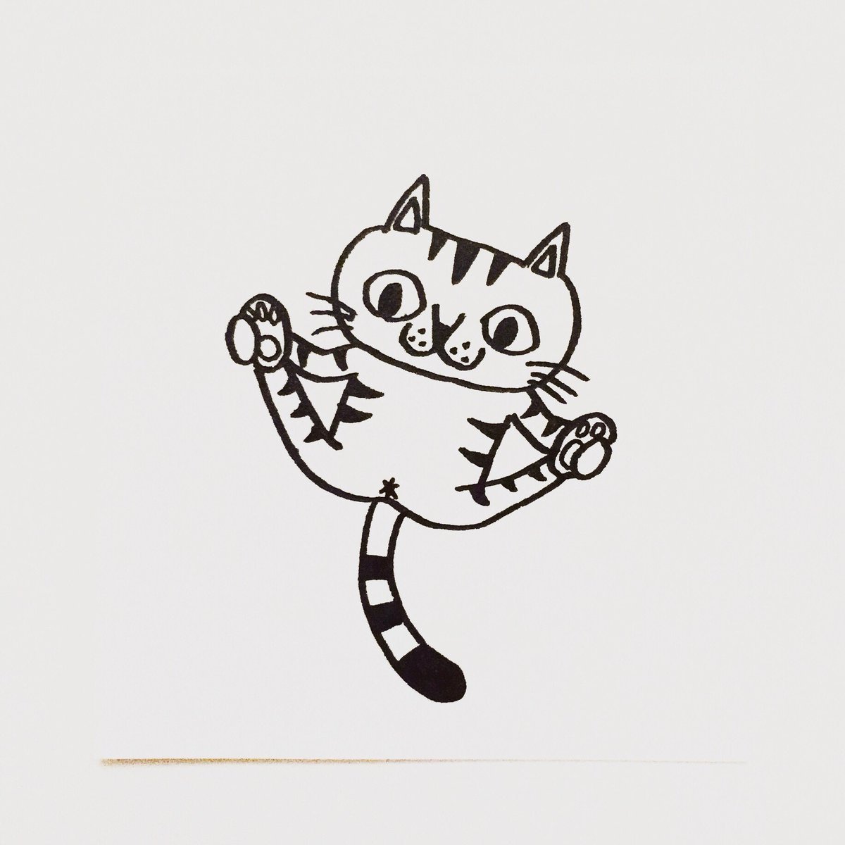 肌子 今日のイラストはコレ ｪ ヨガのハッピーベイビーのポーズをしている猫 イラスト 猫 ネコ ねこ オリジナル ペン画 アナログ画 絵 猫の絵 白黒猫 キジトラ猫 ハッピーベイビー
