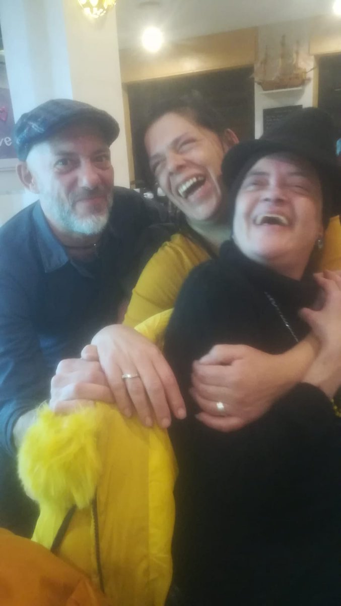 Vogliadarianuov's tweet photo. Posso insegnarvi a sorridere nonostante le avversità della vita.
Altro che pompini.
#fuckcancer https://t.co/hthKSGl5Hm