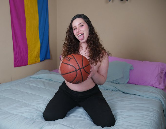 New photoset is live on my only fans! &hearts;https://t.co/bXLeZGFK84 for the link!&hearts; https://t.co/CsEI0Qucn