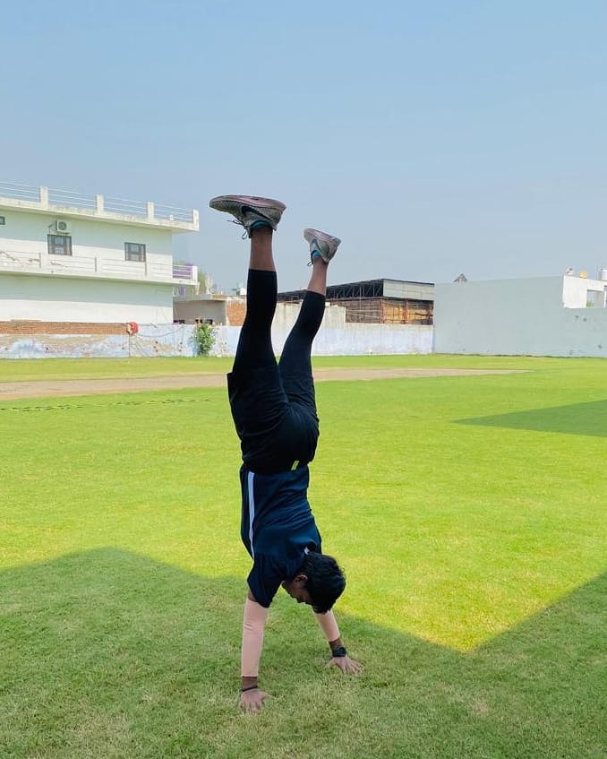 Deepti_Sharma06's tweet photo. Today's regime : Upright and Upside down, secret training for an all-rounder 😜 https://t.co/rpuS5DcZwi