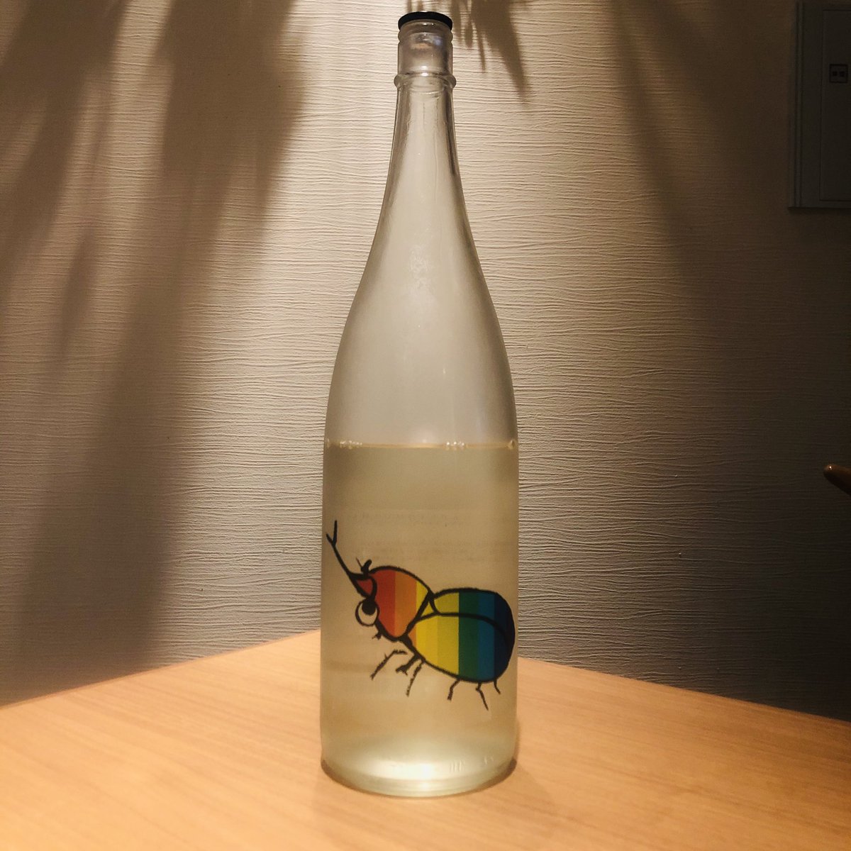 rakugodehashian's tweet photo. 夏酒のかぶとむし
今年も入荷しました。

冷た〜い蕎麦と、キリッと冷やしたかぶとむしが合うんだコレ！
アルコール感が控えめなので、サラッと飲みやすい。

蕎麦に合う日本酒ってなんだろうな？っていつも考えてますが、この酒は薬味や大根おろしを入れた蕎麦に合う。 https://t.co/TRTuF8Hnqs