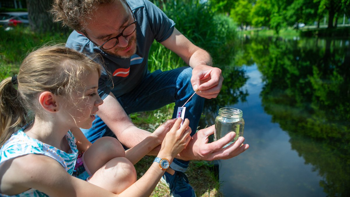 Vandaag start ons onderzoek Vang de Watermonsters🐟en daar hebben wij jouw hulp hard bij nodig! Ontdek hoe schoon het water is in slootjes en meren bij jou in de buurt en draag bij aan het onderzoek.🧑‍🔬Vraag nu de meetkit aan en meet mee! #watermonsters watermonsters.natuurenmilieu.nl/meetkit-aanvra…