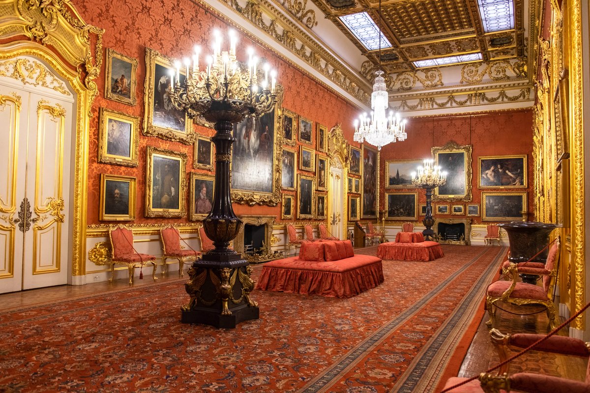 Gainsweaving's tweet image. The opulent Waterloo Gallery at Apsley House, originally built by Robert Adam and home of the Dukes of Wellington both past and present. 
@EnglishHeritage 

#gainsboroughweaving