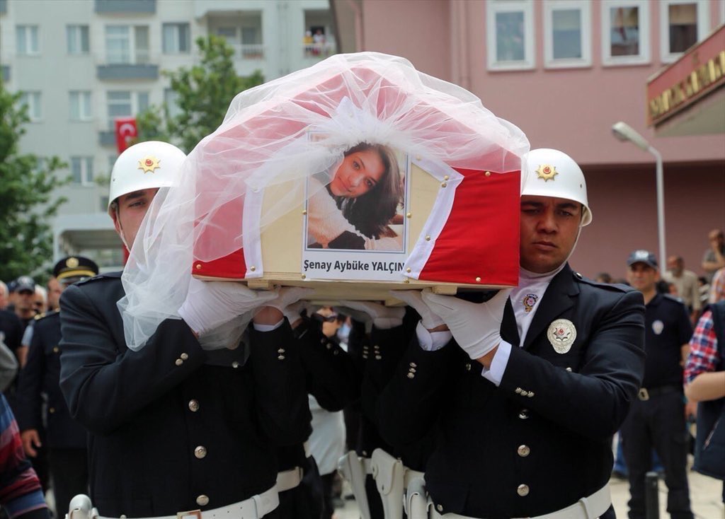 Beleğinde  balalar saklayamadın, 
Bir Gökçen'in olmadı yar allayamadın,
Bir gelin yetiştirip pullayamadın. 
Vatan seni gelin etmiş, şen ol Aybüke,
Bir şehit verilecekmiş, sen ol Aybüke!      #AybükeYalçın