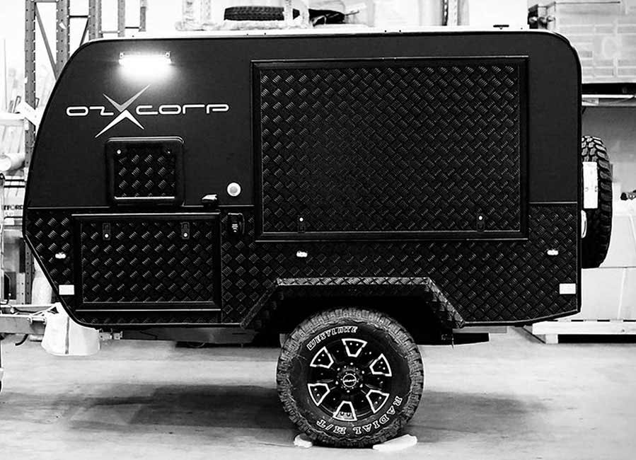 Австралийский стартап OzXcorp разработал прототип #внедорожного #прицепа #кемпера. Электрический привод 22 л.с. позволит ему «подтолкнуть» автомобиль при подъеме на склон и обеспечит проходимость на любом типе местности. Фото и видео - см. gear5.ru/ride/vnedorozh…