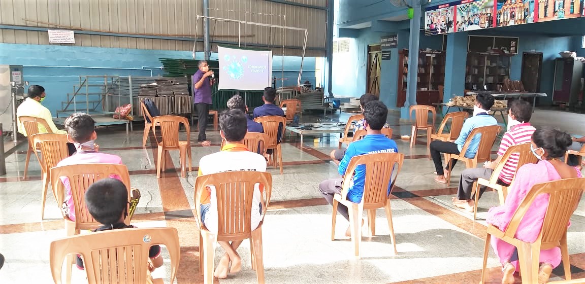 FslIndia's tweet photo. Combating the spike in COVID-19 cases - Prevention and Awareness Sessions at Kelakeri and Madhyakeri !
https://t.co/zp4IMAR62N
#Covid19 #Covidrelief #Covid19pandemic #youthleaders #volunteers #friends #panchayat #generousdonors #medicalkitdistribution #covid19awarenesstraining https://t.co/zKTopHNZRU