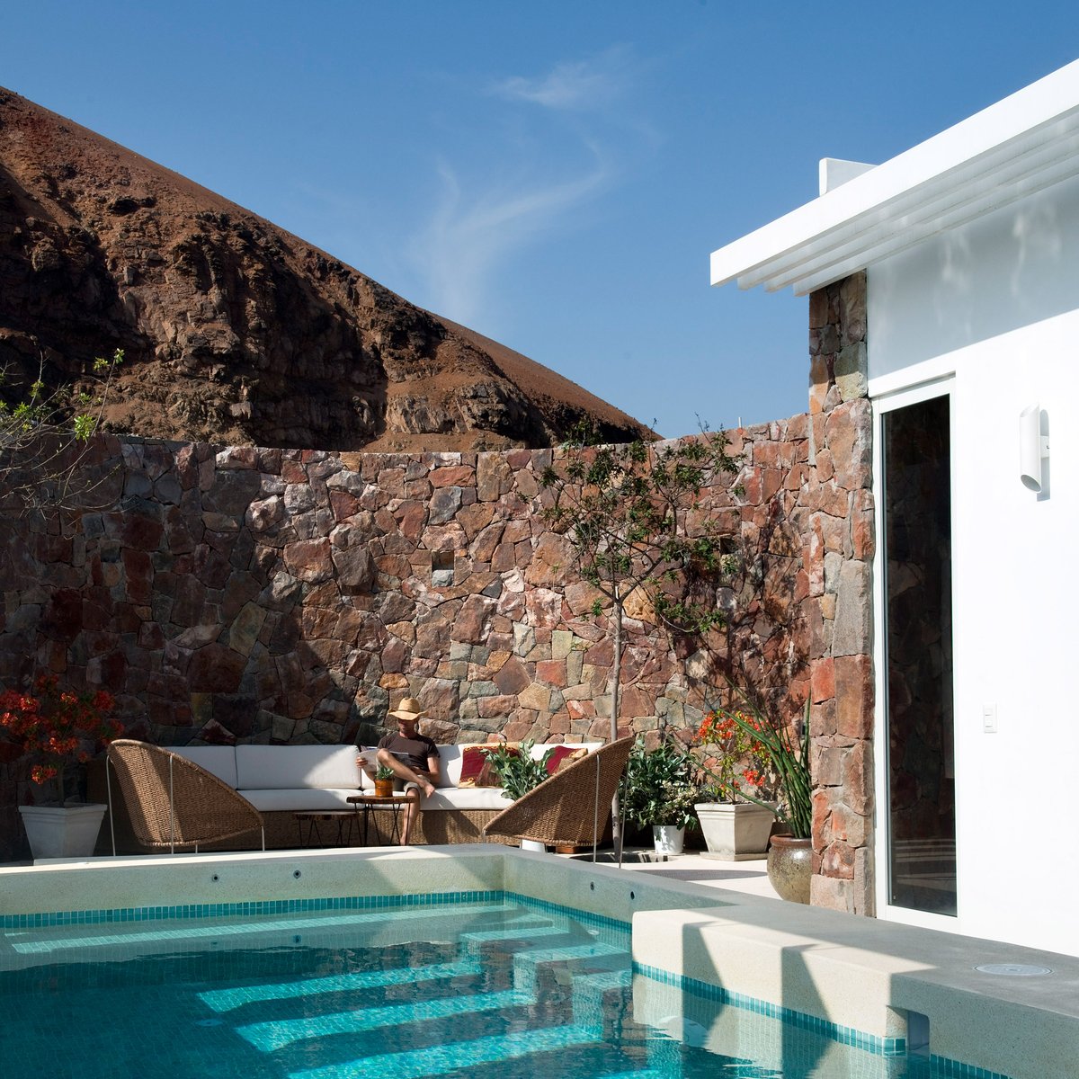 dezeen's tweet photo. Browse five of the best houses in Peru, which were built in natural surrounds: https://t.co/aOUVcmi8yr https://t.co/yfH6yFaeEE