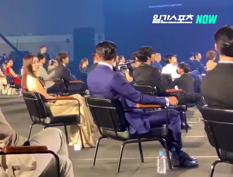 pinkeonjin's tweet image. what melts me the most is that he wasn&apos;t even looking at her in the first place but the moment she turned her head he instantly looked at her 🥺