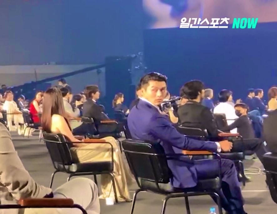 pinkeonjin's tweet image. what melts me the most is that he wasn&apos;t even looking at her in the first place but the moment she turned her head he instantly looked at her 🥺