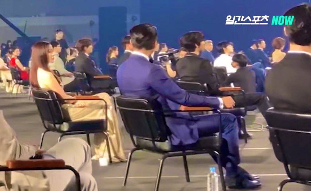 pinkeonjin's tweet image. what melts me the most is that he wasn&apos;t even looking at her in the first place but the moment she turned her head he instantly looked at her 🥺