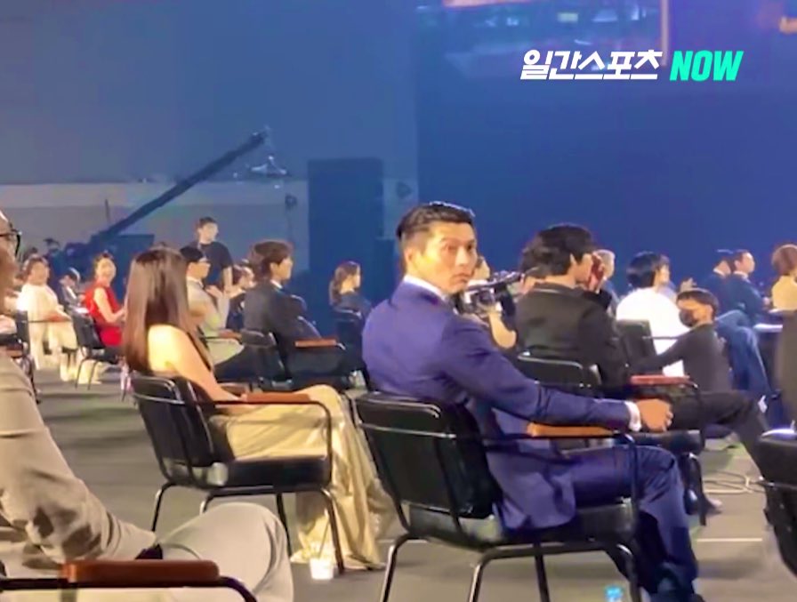 pinkeonjin's tweet image. what melts me the most is that he wasn&apos;t even looking at her in the first place but the moment she turned her head he instantly looked at her 🥺