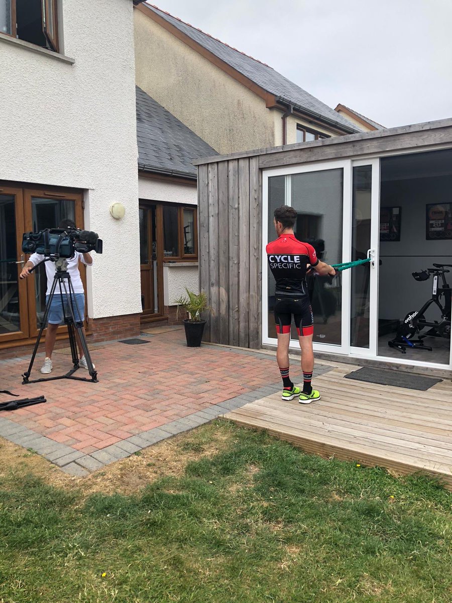 David88Cole's tweet photo. Os ma diddordeb Da chi, gwyliwch allan am @PrynhawnDaS4C heddiw. Byddai’n trafod Triathlon a shwt dwi wedi ymdopi gyda ymarfer yn ystod y lockdown. #tunein #triathlon @UkTriChat @Cycle_Specific @JMCOMPLETE https://t.co/JNGVl6QLDx