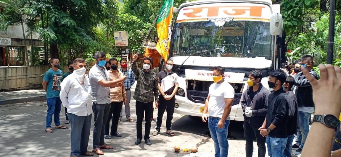 mandora_jeetu's tweet photo. घर जाने की ख़ुशी 😊#Assamagain
Our MLA @SidShirole Dada Successfully arranged again for Assamese migrants to be send them to Assam.They were very Happy going to their home town.BJP President @jagdishmulikbjp flagged off the bus.@BJP4Assam
@CMOfficeAssam @mygovassam @assampolice https://t.co/tfEfUbN1dz