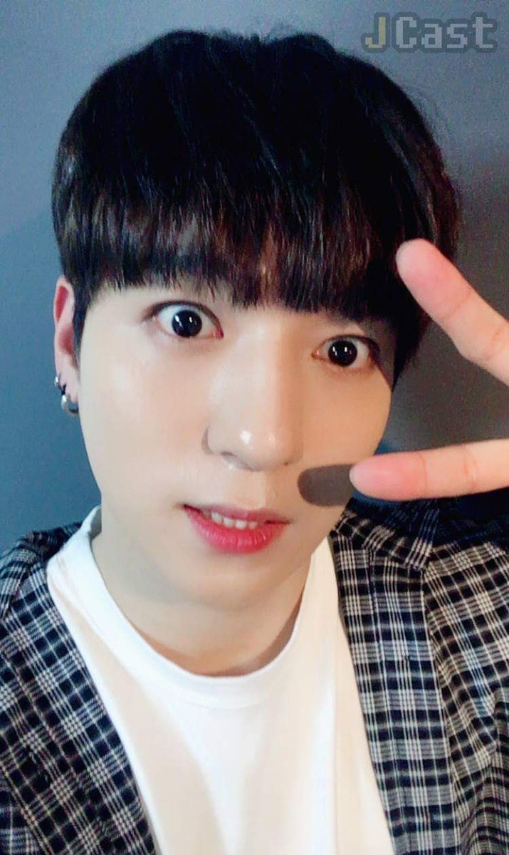DAY6_2day's tweet photo. 170609| FB: JCast 

'ㅇ_ㅇ (Usual Sungjin) → =_= (Sungjin when he takes a selca)' 

#DAY6 #데이식스 #성진 #Jae #YoungK #원필 #도운 https://t.co/kDxDQmw0XU