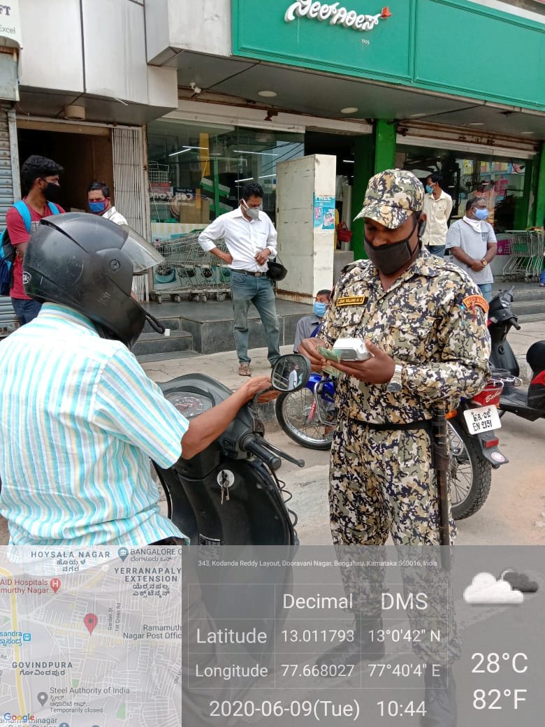 GBAChiefComm's tweet image. BBMP Marshals can now fine citizens without masks. Masks resting on chin/in pockets is also punishable. Photos from Ward 51 Vijinapura where 10 cases were registered in an hour.

ಸಾರ್ವಜನಿಕ ಸ್ಥಳಗಳಲ್ಲಿ ಮಾಸ್ಕ್ ಧರಿಸದೇ ಓಡಾಡುವವರಿಗೆ #ಬಿಬಿಎಂಪಿ ಮಾರ್ಷಲ್ಸ್ ಗಳು ದಂಡ ವಿಧಿಸಲಿದ್ದಾರೆ.
#BBMP