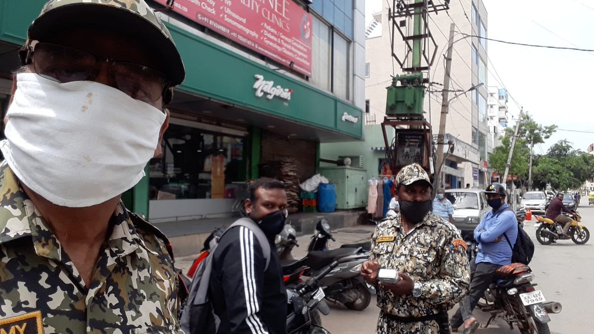GBAChiefComm's tweet image. BBMP Marshals can now fine citizens without masks. Masks resting on chin/in pockets is also punishable. Photos from Ward 51 Vijinapura where 10 cases were registered in an hour.

ಸಾರ್ವಜನಿಕ ಸ್ಥಳಗಳಲ್ಲಿ ಮಾಸ್ಕ್ ಧರಿಸದೇ ಓಡಾಡುವವರಿಗೆ #ಬಿಬಿಎಂಪಿ ಮಾರ್ಷಲ್ಸ್ ಗಳು ದಂಡ ವಿಧಿಸಲಿದ್ದಾರೆ.
#BBMP