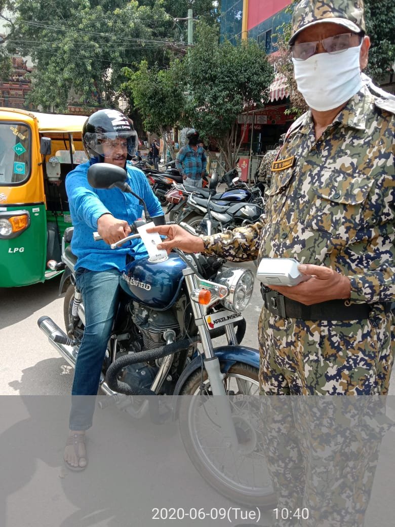 GBAChiefComm's tweet image. BBMP Marshals can now fine citizens without masks. Masks resting on chin/in pockets is also punishable. Photos from Ward 51 Vijinapura where 10 cases were registered in an hour.

ಸಾರ್ವಜನಿಕ ಸ್ಥಳಗಳಲ್ಲಿ ಮಾಸ್ಕ್ ಧರಿಸದೇ ಓಡಾಡುವವರಿಗೆ #ಬಿಬಿಎಂಪಿ ಮಾರ್ಷಲ್ಸ್ ಗಳು ದಂಡ ವಿಧಿಸಲಿದ್ದಾರೆ.
#BBMP