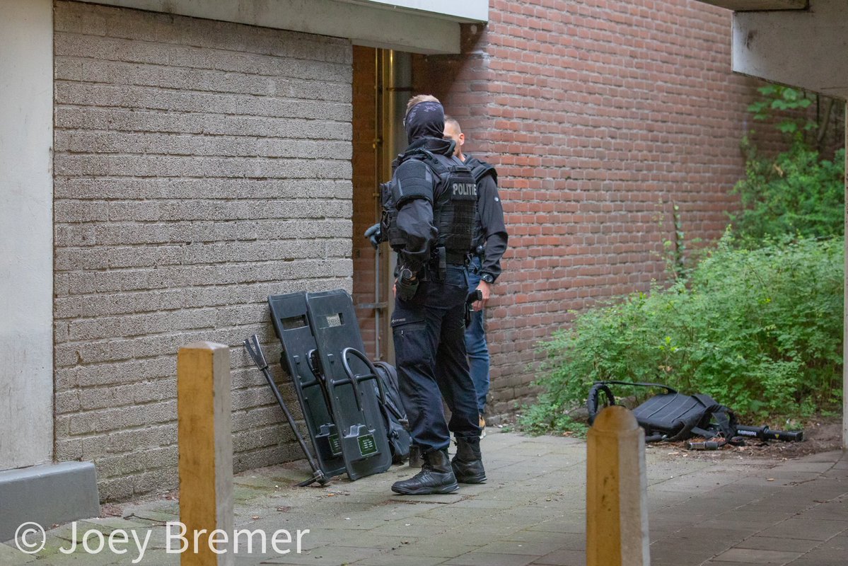 Parate eenheid van de politie Rotterdam doet inval in Capelse woning Het artikel staat online ? ..
