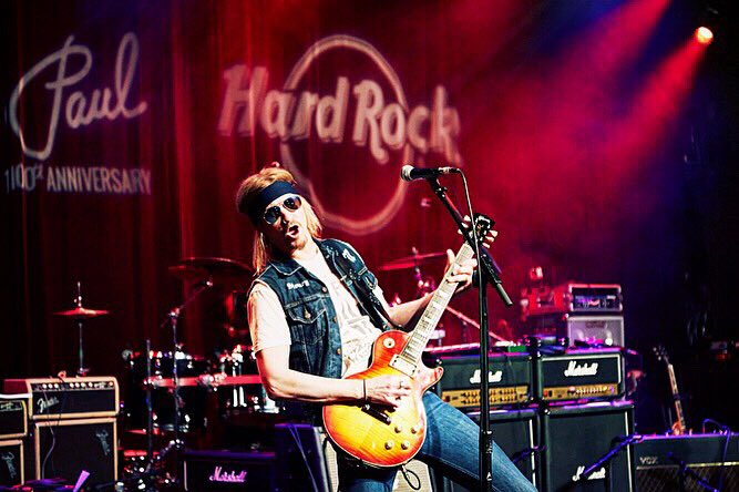StoneyCurtis77's tweet photo. June 9, 2015. The Mighty Count’s 77 performs at The Les Paul 100th Anniversary celebration in Times Square, NY NY.
Happy 105 Les Paul.
❤️✌🏼⚡️
#counts77 #lespaul100 #stoneycurtis #joebonamassa #stevevai #neilschon #stevemiller #warrenhaynes #joesatriani #johnnya #gesmith https://t.co/BIoaAtnpwc