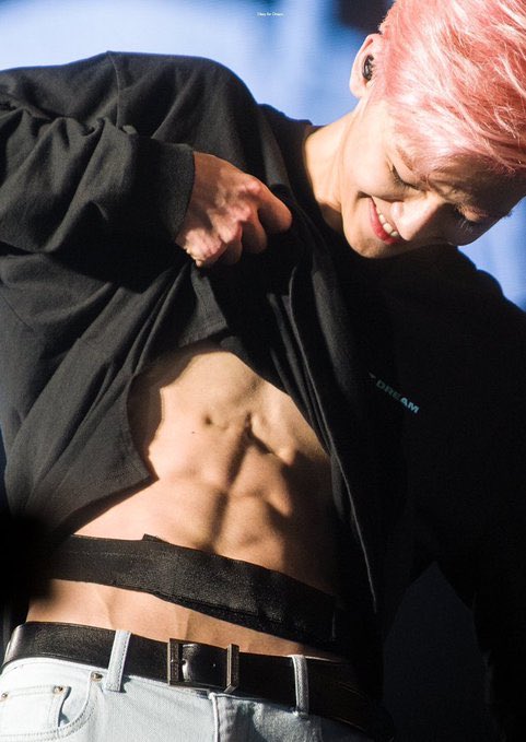 ถามแจมินว่าในบรรดาเสียงตอบรับของครอบครัวที่มาดูคอนเสิร์ต สิ่งที่ยังจดจำได้อยู่คืออะไร แจมินบอกว่า วันที่คุณแม่กับคุณยาย/ย่ามาดูคอนเสิร์ต ผมโชว์กล้ามหน้าท้อง ทุกคนช็อคกันหมดเลย คุณยาย/ย่าของผมพูดว่า 'ออมอ แจมินนี่ของพวกเรา ทำไมเป็นแบบนั้นน่ะ' (หัวเราะ) 🤣