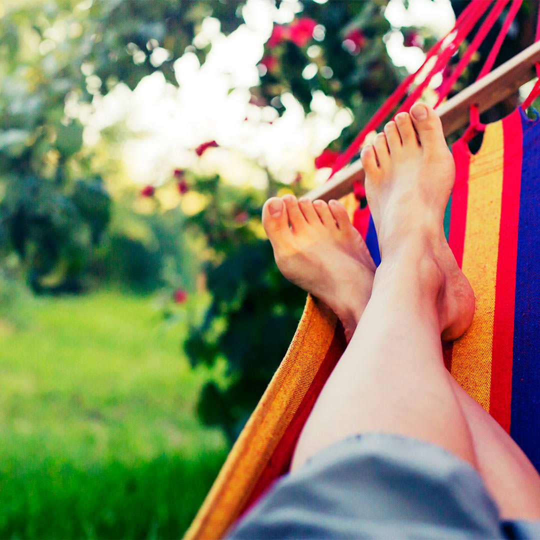 Mistä löytää kevyt kesäfiilis koronatilanteen keskellä? Työterveyspsykologimme Alberto Sancho antaa 8 neuvoa👉 mehilainen.fi/lehdistotiedot… #mehiläinen #kesä #loma