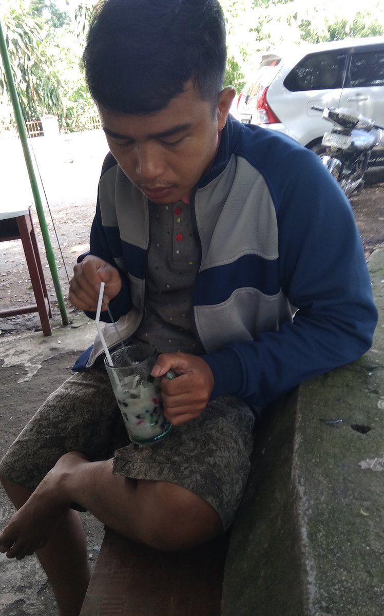 rohim365's tweet photo. Abangnya gans dan ramah hehe lagi nunggu temen di warung gue btw kenapa ya mainin tali kolor mulu haha😂���� https://t.co/LoLSKd4u5o