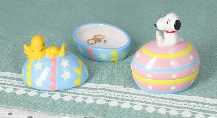 Snoopyjapan カラフルなたまご型のデザインが可愛い 陶器のアクセサリーボックスが登場 スヌーピーとウッドストック の2種類です 大切なアクセサリーをしまっておいたり オフィスのデスクでクリップを入れていたりにぴったりのサイズです ギフトにも