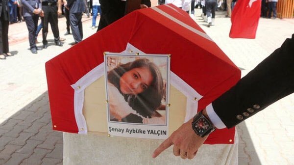 "Öğretmen oldum ben" diyerek sevinçle gittiği görev yeri Batman'da Pkk'nin düzenlediği hain bir saldırı sonucu #AybükeYalçın öğretmenizimi bugün kaybettik.

Unutmadık.
Unutmayacağız.
Unutturmayacağız.

| Şehit #AybükeYalçın