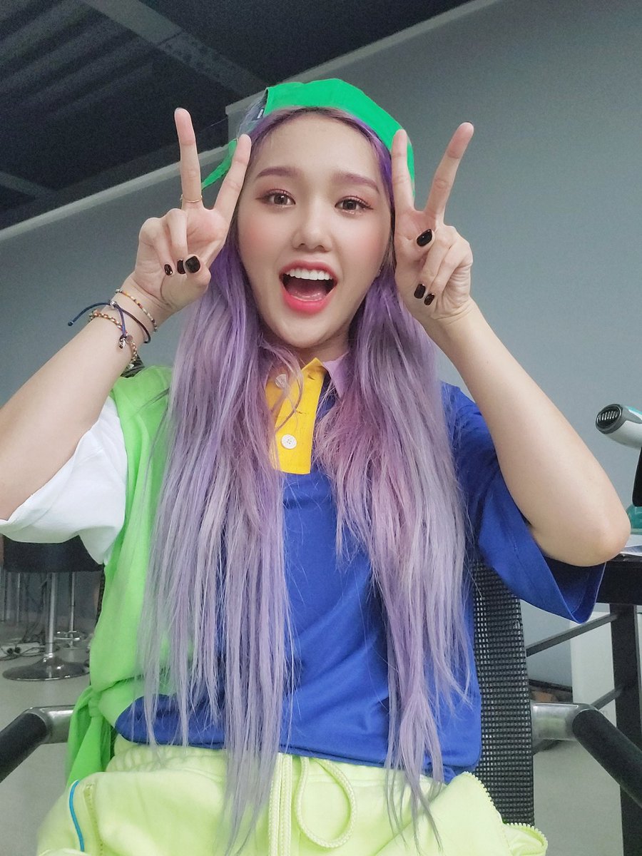 WM_OHMYGIRL's tweet photo. #밈 #오랜만에 
캡모자 뒤집어쓰기

크리들 모하나 https://t.co/Qpz3E8Wl2n
