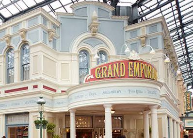 Tdlバックグラウンドストーリー ランド内の多くの商品があるショップ ワールドバザールの グランドエンポーリアム もともとあったエンポーリアムが タウンクロージアーズ と メインストリート シネマ を買い取り拡張したショップ ミッキーと