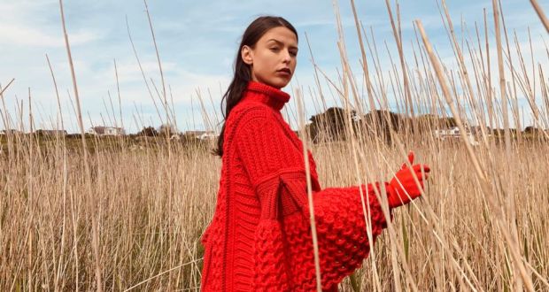 ProjectBaaBaa's tweet photo. Colin Burke re-energises traditional Aran knits and celebrates Irish #wool and fashion with this stunning trumpet sleeved jumper. He is a member of our #Wool Showcase. #projectbaabaa #choosewool #woolfashion #wooldesign #sheepfarming #yarnvibes
https://t.co/0iOV6m1v1W https://t.co/A9pIQeJZ8P